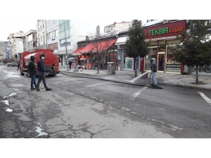 Kars’ta Belediye Cadde Ve Sokakları Korona Virüse Karşı Yıkıyor