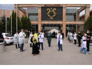 Korona Virüsü Yenen 11 Aylık Özgür Bebek Alkışlarla Taburcu Edildi