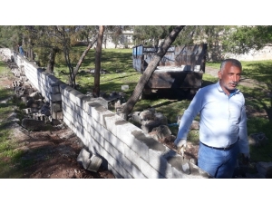 Köye İşçi Almayan Muhtar, Köyün Duvarını Kendisi Ördü