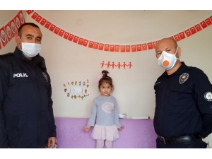 Polis, Küçük Kızın 23 Nisan Bayramını Kutladı