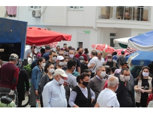 Antalya’da Semt Pazarlarında Kısıtlama Kuyruğu