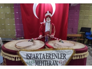 Evde Kalan Arkadaşları İçin Kös Çaldı, İstiklal Marşı’nı Okudu