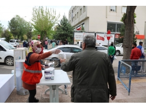Bismil’de Vatandaşlara Her Gün 10 Bin Adet Ücretsiz Maske Dağıtılıyor