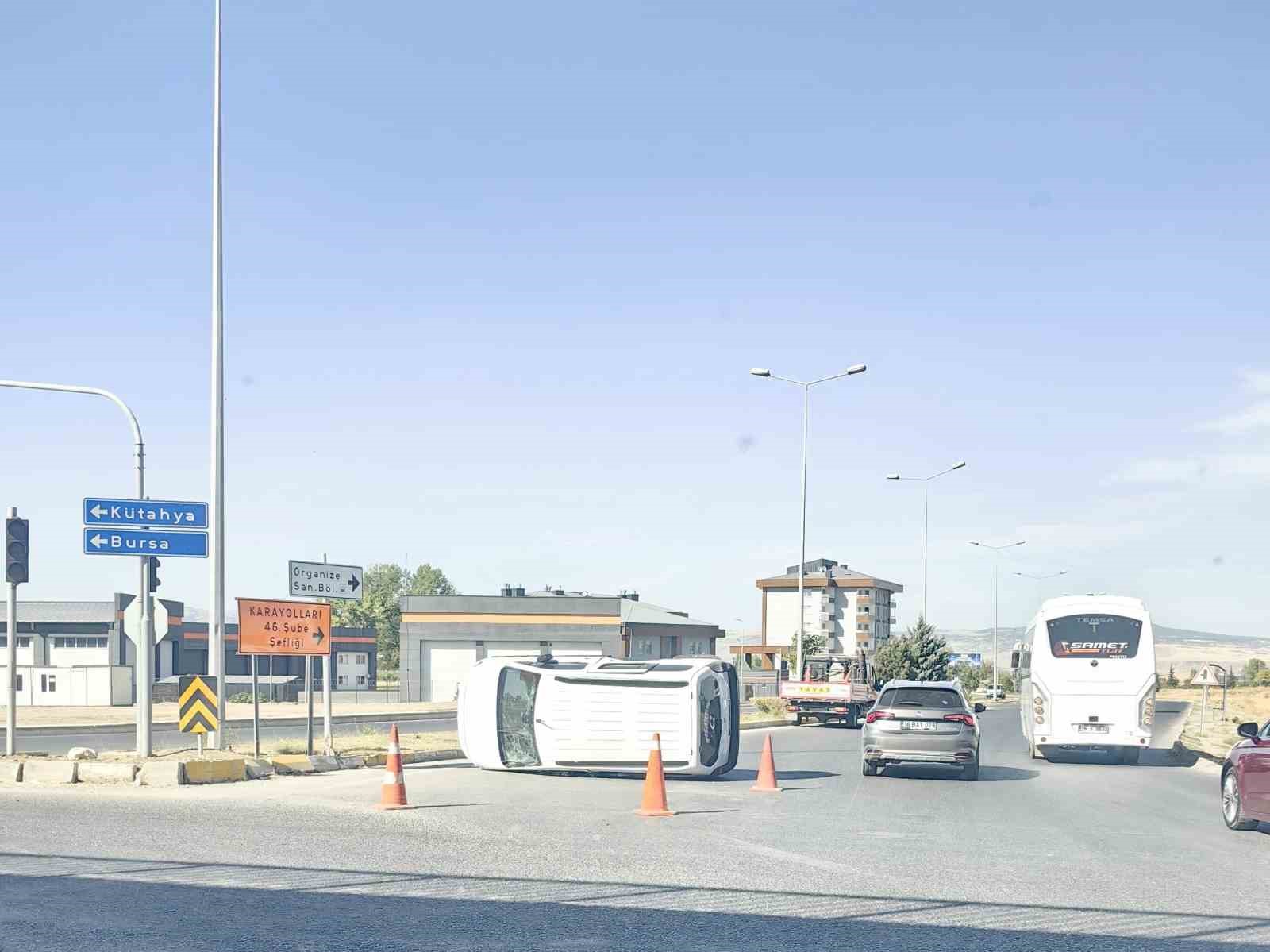 eskisehir-de-hafif-ticari-arac-devrildi-5-yarali