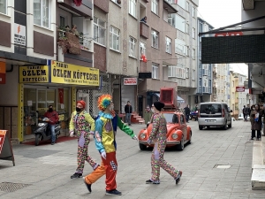 Esenler’de 23 Nisan’ı Evinde Geçirecek Çocuklar Unutulmadı