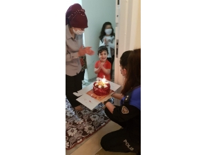 8 Yaşındaki Çocuk 4 Yaşındaki Kardeşinin Doğum Günü İçin Polisten Pasta İstedi