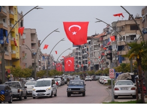 Salihli’de Caddeler Bayraklarla Donatıldı