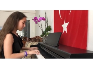 Düzce’de Çocuklar Evlerini Türk Bayrakları Ve Atatürk Posterleriyle Süsledi