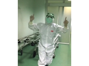 Sağlıkçılar Moral İçin Dans Ediyor