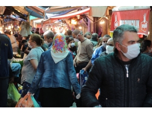 İzmir’de Anafartalar Caddesi Ve Havra Sokağı Kalabalıktan Geçilmiyor