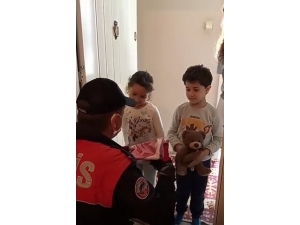 Kuşadası’nda Bayram Öncesi Çocuklara Bayrak Hediye Ediliyor