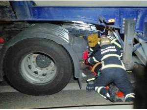 Yolun Karşısına Geçmek İsterken Tankerin Altında Kalan Yaya Ağır Yaralandı