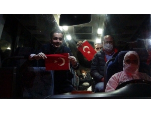 Karantina İçin Uşak’a Getirilen Vatandaşlar Otobüsten Türk Bayrağı Salladı