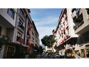 105. Sokakta 23 Nisan Kutlamaları Balkonlardan Bayraklarla Yapılacak