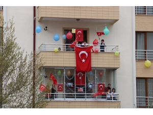 Sivas’ta 23 Nisan Balkonlarda Kutlandı