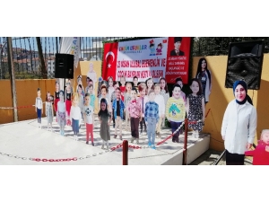 Öğrencilerin Maketleriyle Okul Bahçesinde 23 Nisan Kutlaması