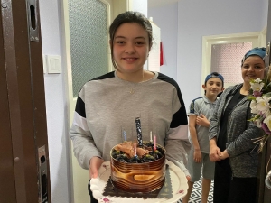 Evinden Çıkamayan 14 Yaşındaki Genç Kıza Polisten Doğum Günü Sürprizi