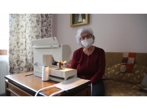 76 Yaşındaki Emekli Avukat, Eski Patiskalardan Maske Yaptı