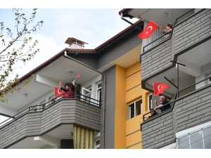 Isparta’da Evler Türk Bayraklarıyla Donatılıyor