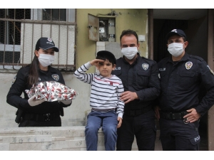 Dedesi Polisi Aradı, Torunu Oyuncağı Kapıp Özel Harekat Marşını Okudu