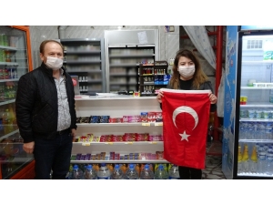 Çorlu’daki Bakkallara Maske Ve Türk Bayrağı Dağıtıldı