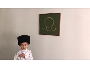 5 Yaşındaki Abrek Dünya Çocuklarına 10 Dilde “Merhaba” Dedi