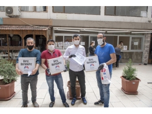 Mersin Büyükşehir Belediyesi, Esnafa Gıda Kolisi Ulaştırıyor