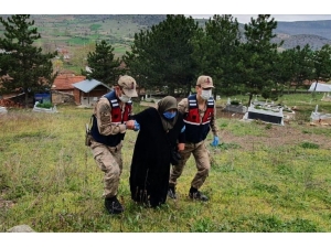 Mehmetçik, Havva Anneyi Şehit Oğlunun Mezarına Götürdü