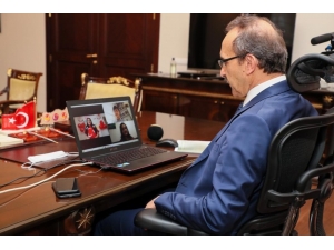 Öğrenciler Vali’ye Skype’ten Şiir Okudu
