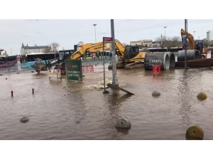 Kadıköy’de İbb Ekiplerinin Çalışması Sırasında Atık Su Borusu Patladı, Cadde Göle Döndü