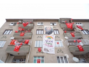 Apartmanlarını 23 Nisan’a Özel Süslediler