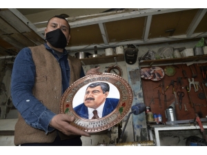 Sağlık Bakanı Koca’nın Fotoğrafı Bakır Tepsiye İşlendi
