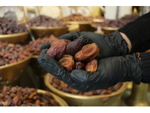 Tezgahtaki Hurmalar Kargoyla Evlere Gönderiliyor