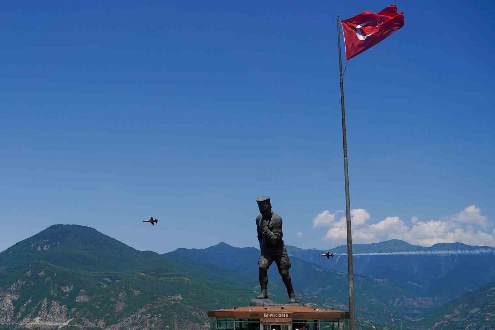 turk-yildizlari-artvin-semalarinda-prova-ucusuyla-nefes-kesti