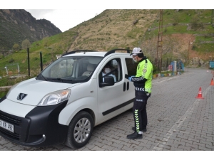 Şırnak’ta Yağmur Altında Vatandaşların Ateşleri Ölçülüp Maske Dağıtılıyor