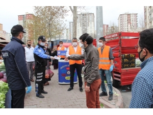 Kayseri Emniyeti Ve Talas Belediyesi Pazar Yerinde Maske Dağıttı