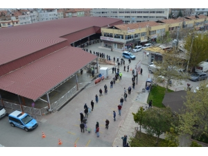 Ramazan Ve Kısıtlama Öncesi Pazarda 1 Kilometrelik Kuyruk