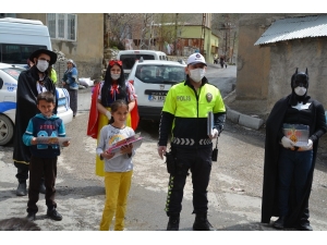 Hakkari Polisinden 400 Çocuğa ’23 Nisan’ Hediyesi