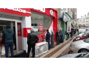 Yağmur Altında Ucuz Et Kuyruğu