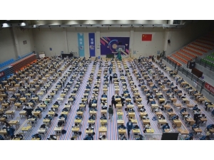 Korona Virüs Karantinası Sona Eren Çin’de Öğrenciler Yemeklerini Mesafeli Yiyor