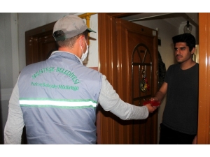 Menteşe Belediyesi Evlere Türk Bayrağı, Maske Ve Balon Dağıtıyor