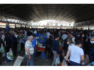 Antalya’da Semt Pazarında Ramazan Öncesi Son Pazar Ve Kısıtlama Yoğunluğu