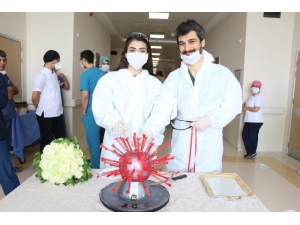Doktor Ve Hemşire Korona Virüsten Ertelenen Nişanlarını Hastanede Yaptı