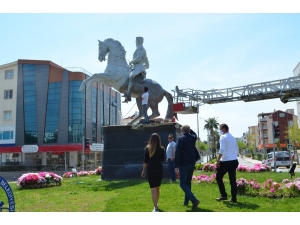 Didim’de Atatürk Heykelleri Boyandı