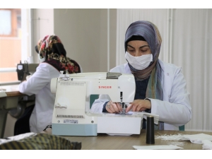 Gönüllü Kursiyerlerden Maske Üretimine Destek