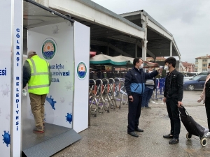 Gölbaşı’nda Pazarlara Girişler Dezenfektan Kabininden Geçiyor