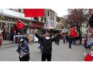 Bayrak Satışlarından Yüzleri Güldü