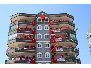 Hatay 23 Nisan Coşkusunu Balkonlarda Yaşıyor