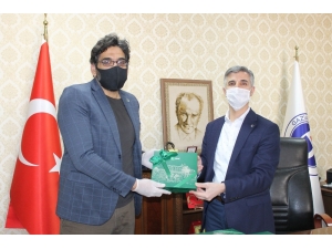 Yeşilay Cemiyetinden Gaün Hastanesi’ne Çikolata İkramı