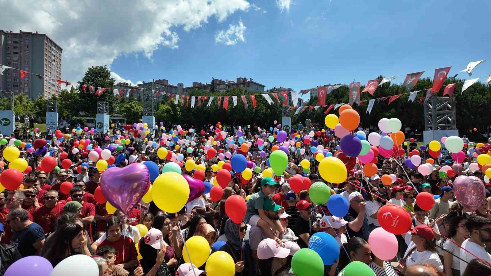 beylikduzu-nde-kanseri-yenen-9-yasindaki-almira-icin-binlerce-balon-gokyuzune-birakildi